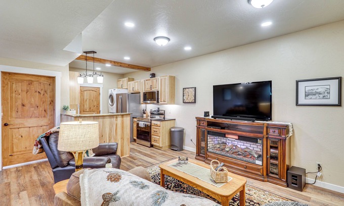 Eureka Haus | Cozy Eureka Getaway - Hike, Bike, Hunt & Fish!