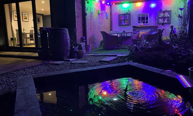 Abertillery Wohnung | Cozy Haven For Two, Modern Annexe with a Mountain View