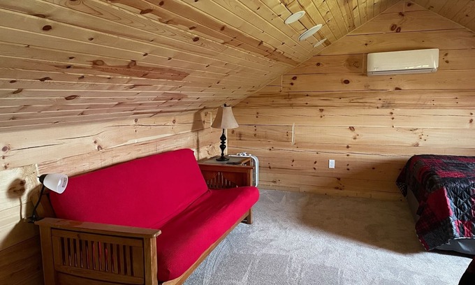 Richland Center Kabine | Cozy hillside retreat near trout stream, public forest and UTV trails.