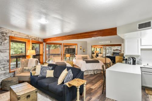 Kachina Village Wohnung | Cozy Hilltop Retreat Quiet Street Near Downtown and NAU Private Forested Setting