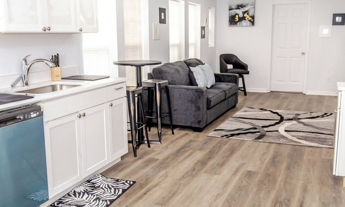 Salisbury Wohnung | Cozy Historic Modern Apt on Main St in Charming Salisbury