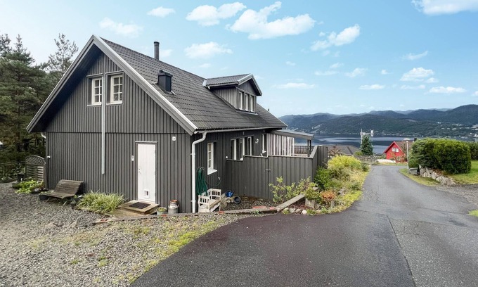 Flekkefjord Haus | Cozy home in Flekkefjord with house sea view