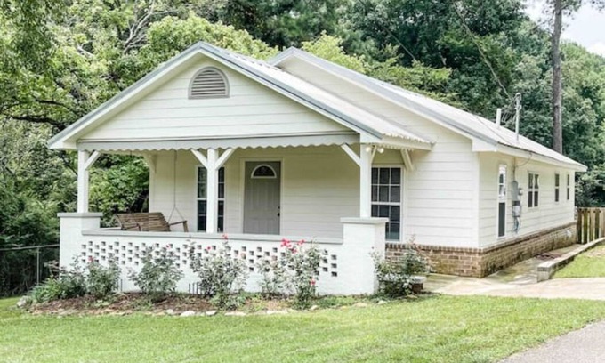 Sand Ridge Haus | Cozy home just minutes from Golf, UAB, Wedding Venues