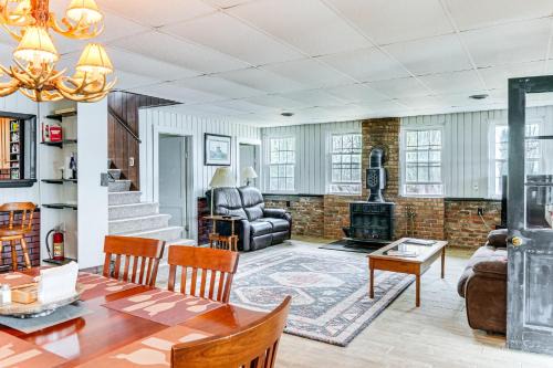 Fulton Haus | Cozy Home with Yard Steps to Mississippi River