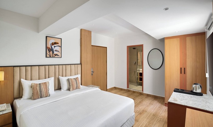 Thousand Lights Haus | Cozy Hotel Room in heart of the city NR Apollo