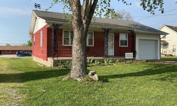 Wheatland Haus | Cozy house/attached garage close to Lucas Oil Race Track and Pomme De Terre Lake