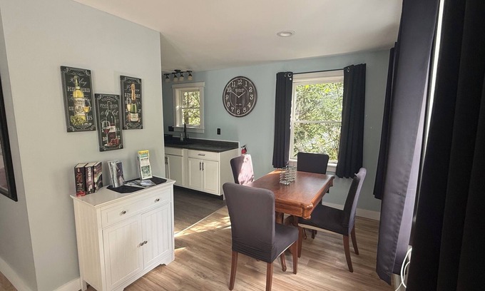 Bucksport Wohnung | Cozy King Sized 1-BR Maine Nature Retreat with Ridge Views, Pool & Hot Tub!