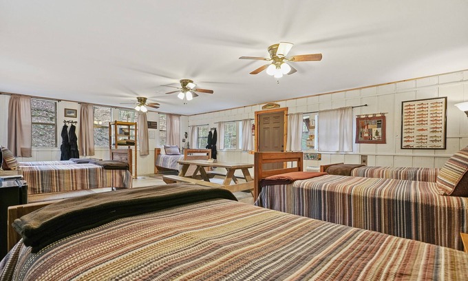 Ellijay Kabine | Cozy KOI COVE with AC and WiFi at magical Mulberry Gap!