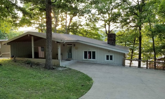 Camdenton Haus | Gemütliches Cottage am See mit Dock, perfekter Rückzugsort für Familien!