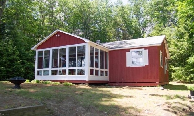 Meredith Hütte | Cozy Lake Winnisquam retreat for 6 with dock and swimming