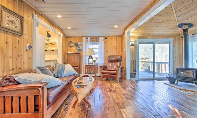 Coventry Lake Hütte | Cozy Lakefront Cottage w/ Fire Pit, Grill & Views!