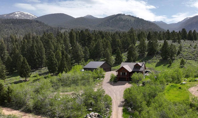 Polaris Haus | Cozy Large Cabin with hot tub and skiing and hot springs near by! Trails galore!