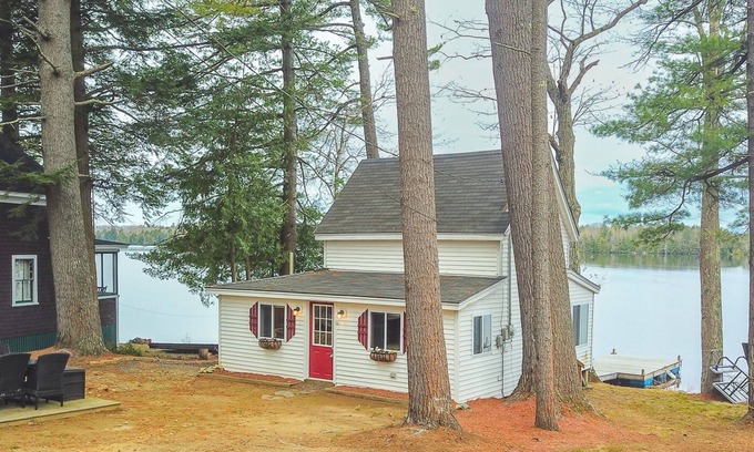 Manchester Kabine | Cozy little cabin on the lake - seriously, on. the. lake.