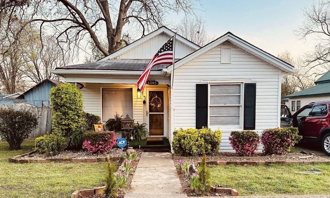 Searcy Haus | Cozy little cottage