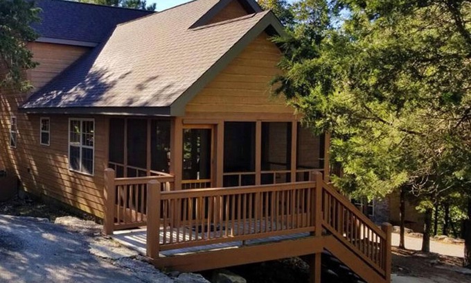 Branson West Kabine | Einzigartige Lodge in gated Resort in der Nähe von Silver Dollar City, für bis zu 6 Personen.