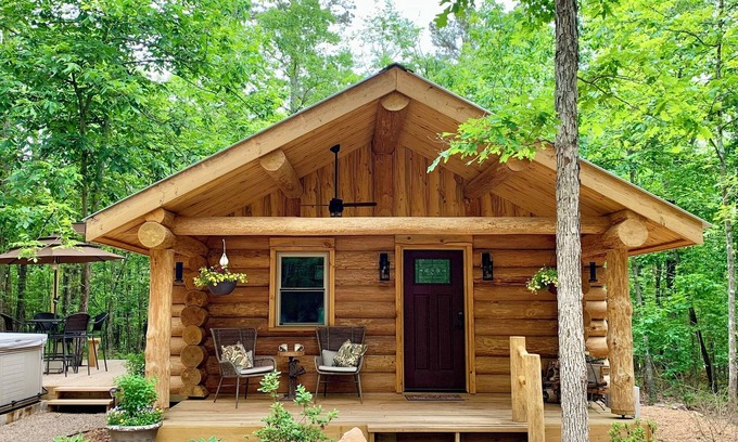 Royal Kabine | Cozy LOG CABIN in the woods w/hot tub & deck. Near Lake Ouachita & Hot Springs