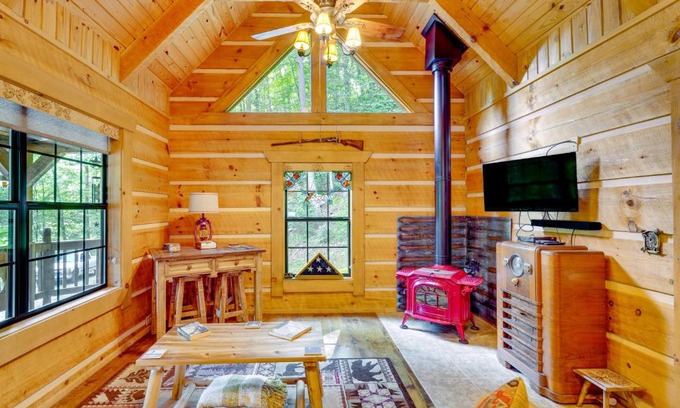 Bean Station Haus | Cozy Log Cabin on 11 Acres 3 Mi to Cherokee Lake!