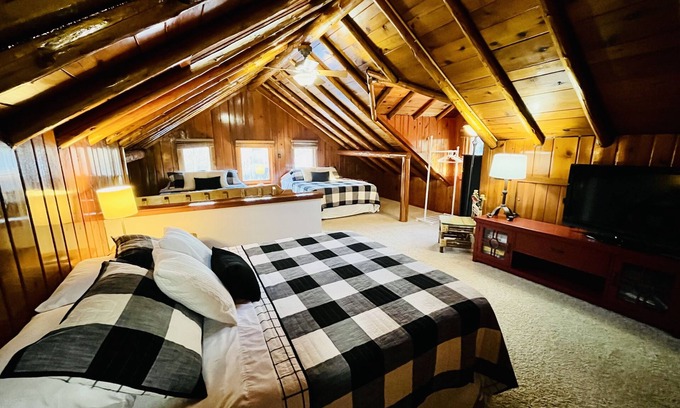 Gaylord Eigentumswohnung | Cozy Log Cabin on Golf Course, Across from Otsego Lake