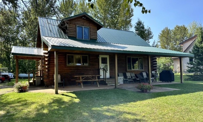Gould City Hütte | Cozy log cabin on South Manistique Lake with 100 feet of sandy beach, sunsets