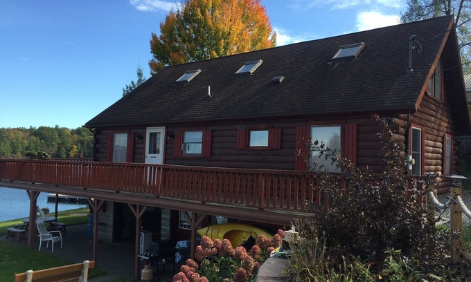 Averill Park Kabine | Cozy Log Cabin on a private lake with incredible scenery.