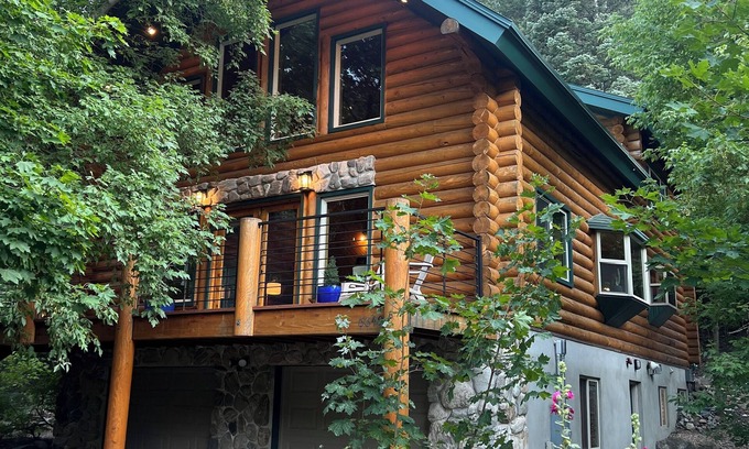 Snowbird Kabine | Cozy log cabin secluded in a mountain forest with hot tub, sauna, private patio.