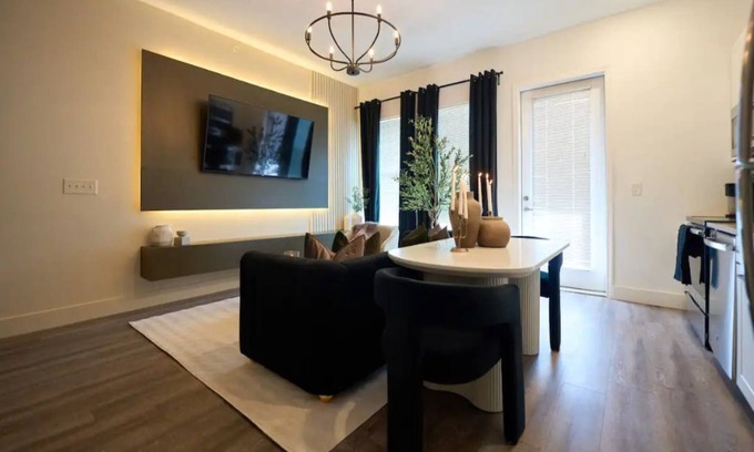 Castleberry Hill Wohnung | Cozy Luxe Mercedes-Benz Retreat…6 Min Walk to stadium+Arena!