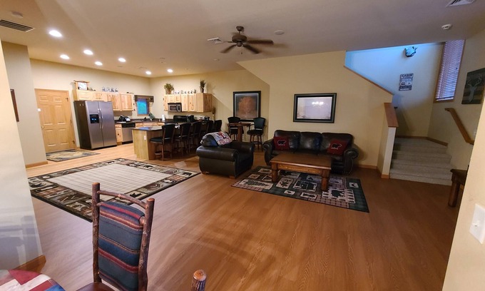 Mauston Haus | Cozy Luxury Townhome with 2 bunk beds. Family, Pet and Fun Friendly