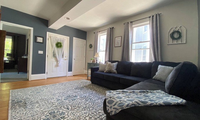 Adrian Wohnung | Cozy Main Street Flat