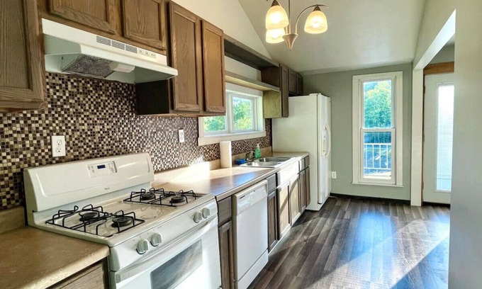 Fayetteville Haus | Cozy & Modern - 2 Bed 2 Bath w/Desks & Monitors!