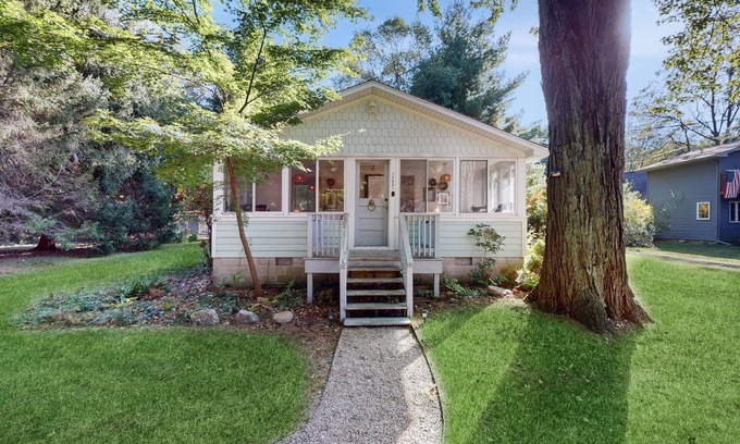 Lakeside Haus | Cozy Modern Cottage, Near beach & Town, Lovely Large Back Yard, WIFI, & W/D