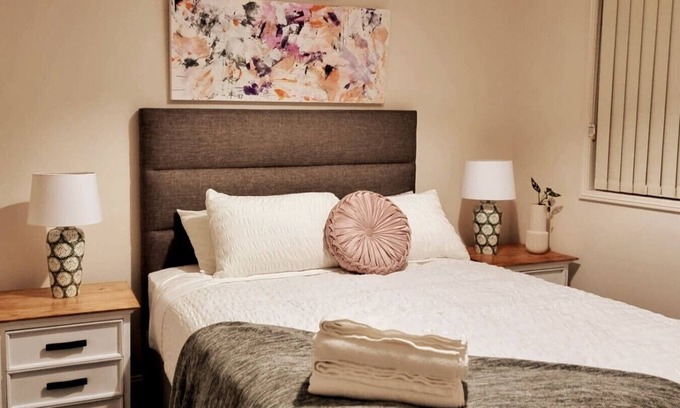 Worrigee Haus | Cozy Modern House in Worrigee 3mins walk to Shops