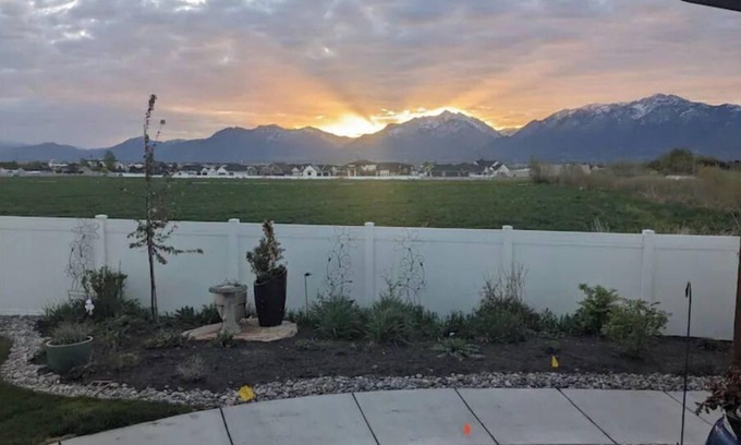 Herriman Wohnung | Cozy Mountain-View Haven / Full Kitchen / Hot Tub / Easy SLC & Ski Access