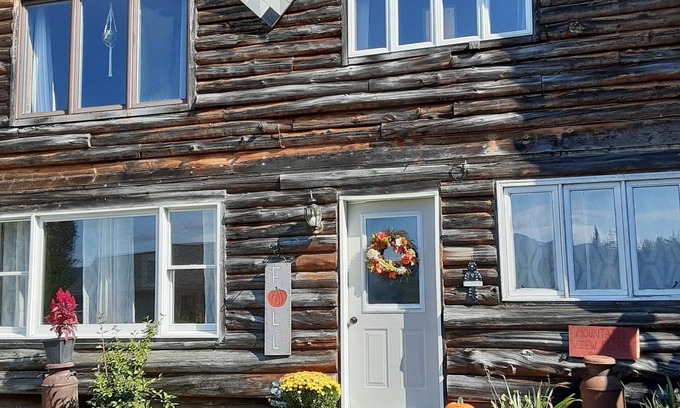 Brighton Haus | Cozy Mountain View Retreat