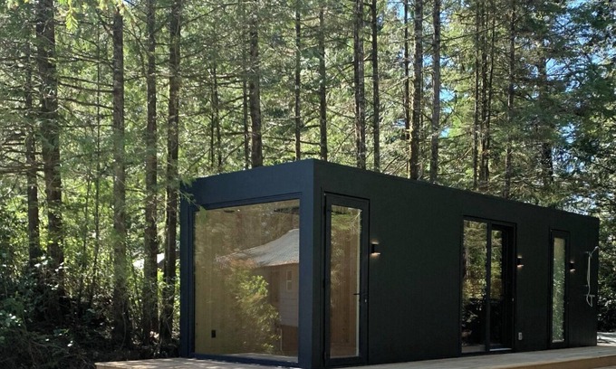 Tofino Kabine | Cozy new cabin in Tofino, blend of luxury and nature. Close to beaches and town