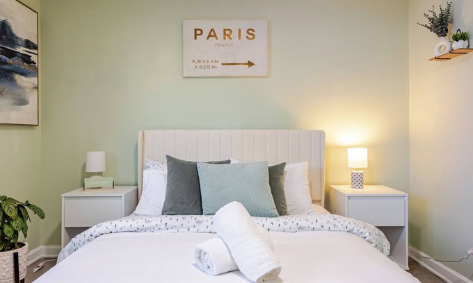 Herndon Haus | Cozy One-Bed Apartment in Heart of Herndon