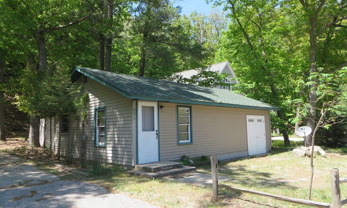 Onekama Hütte | Gemütliches Cottage mit einem Schlafzimmer gegenüber dem Portage Lake und nur wenige Schritte vom Michigansee entfernt