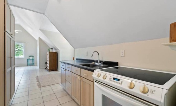 Moore Haven Wohnung | Cozy open concept above garage apartment. 4 beds. Cottage Kitchen.