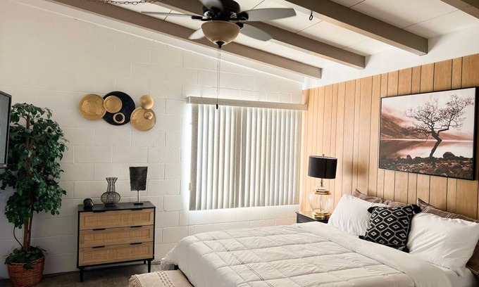 Indian Cove Haus | Cozy Palms Getaway. 5 minutes from JNT/very comfortable and family friendly.