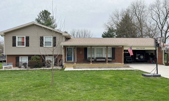 Madison Haus | Cozy, private basement in quaint, Madison, IN with WiFi, fitness room, backporch