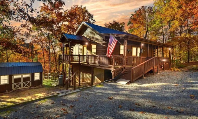 Ranger Kabine | Cozy Private Cabin - Hot Tub, Pool Table, Fire Pit, Near Lake & MORE!