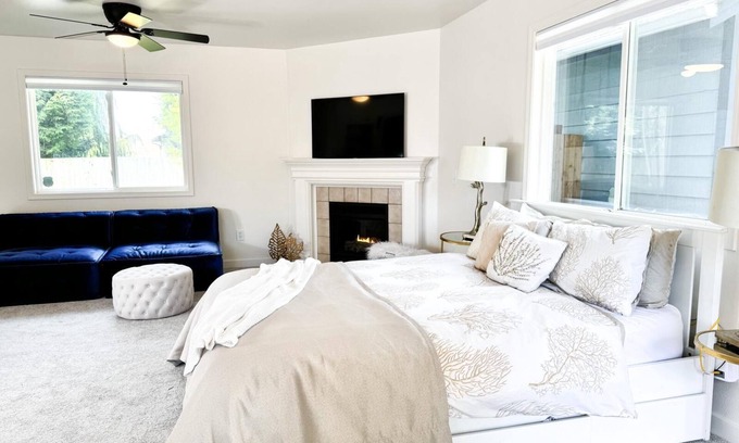 Duvall Haus | Cozy Private Guestroom, super close to great hiking trails!