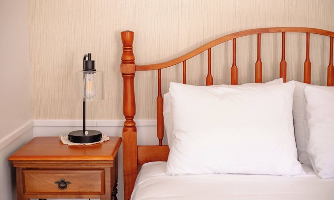 Francestown Kabine | Cozy Queen Room in Inn on Crotched Mountain