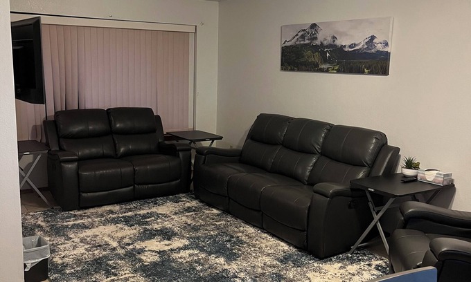 Delta Eigentumswohnung | Cozy, quiet 2-bedroom condo in welcoming Delta with WiFi & 1 car attached garage
