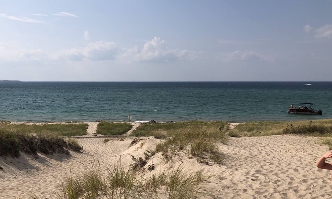 Charlevoix Hütte | SCHÖNER ORT! Sonnenuntergänge, Lake Michigan nur wenige Schritte entfernt