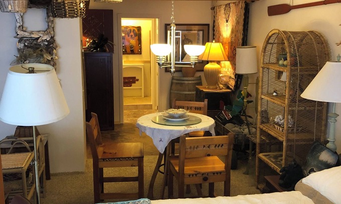 Toledo Wohnung | Cozy retreat brushed by whimsy.