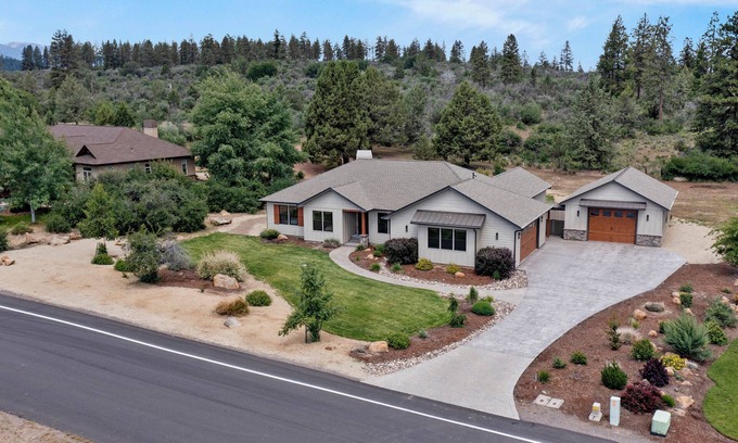 Klamath Falls Haus | Cozy Retreat Family Home