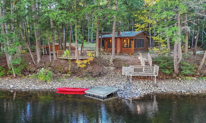 Kezar Falls Kabine | SONDERANGEBOT: 1. November - 31. März. Buchen Sie 3 oder mehr Nächte und Sie erhalten 1 gratis. Riverfront Blockhaus