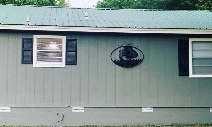 Wilburn Kabine | Cozy riverfront cabin with great outdoor space including a hot tub!