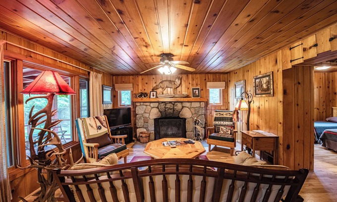 Grayling Haus | Cozy Riverside Getaway Pine Bend Cottage