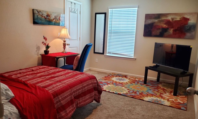 Cartersville Haus | Cozy room/bath in captivating Cartersville. Close to Hyundi plant, Piedmont Hosp